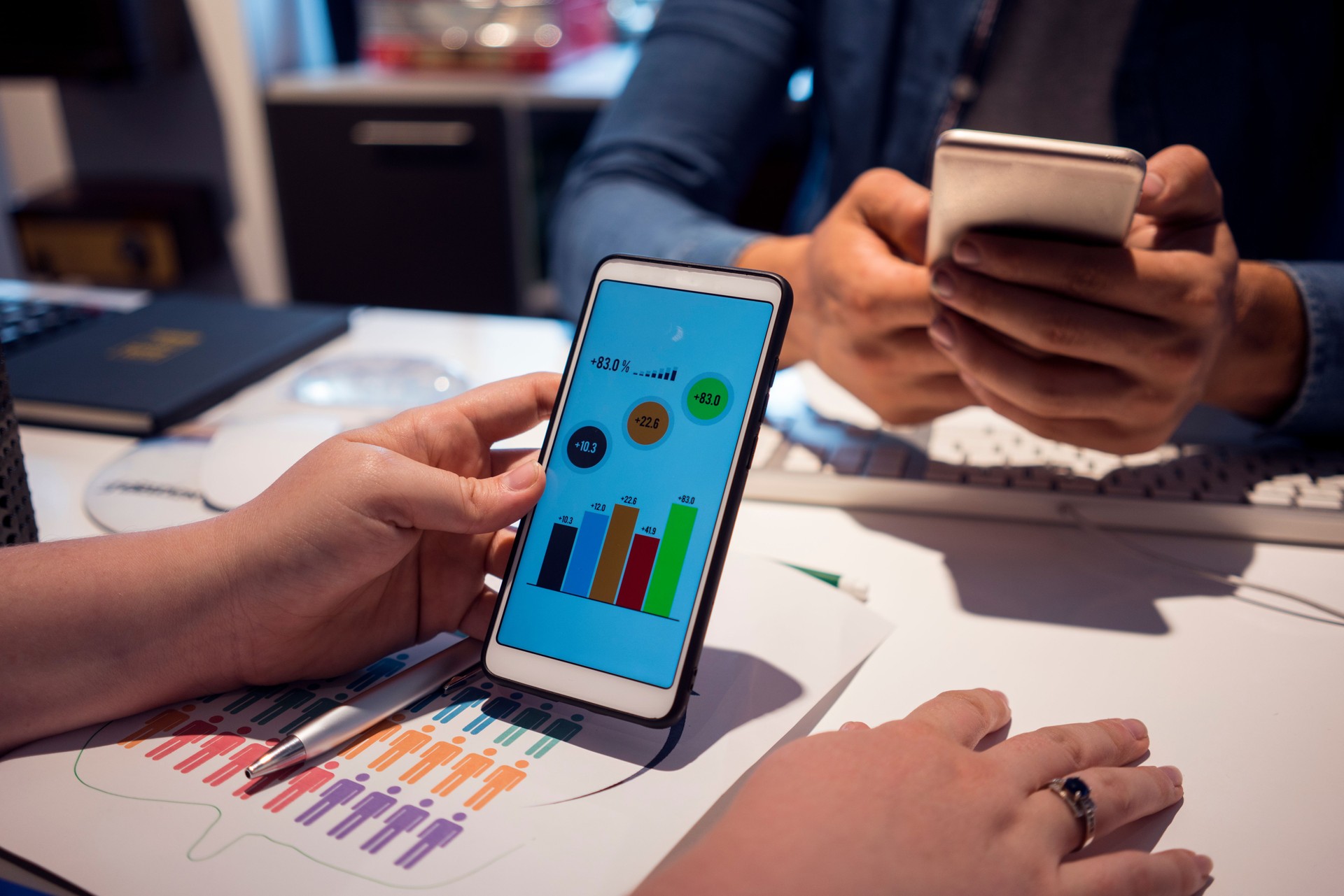 Los compañeros de trabajo revisan las cifras de negocios