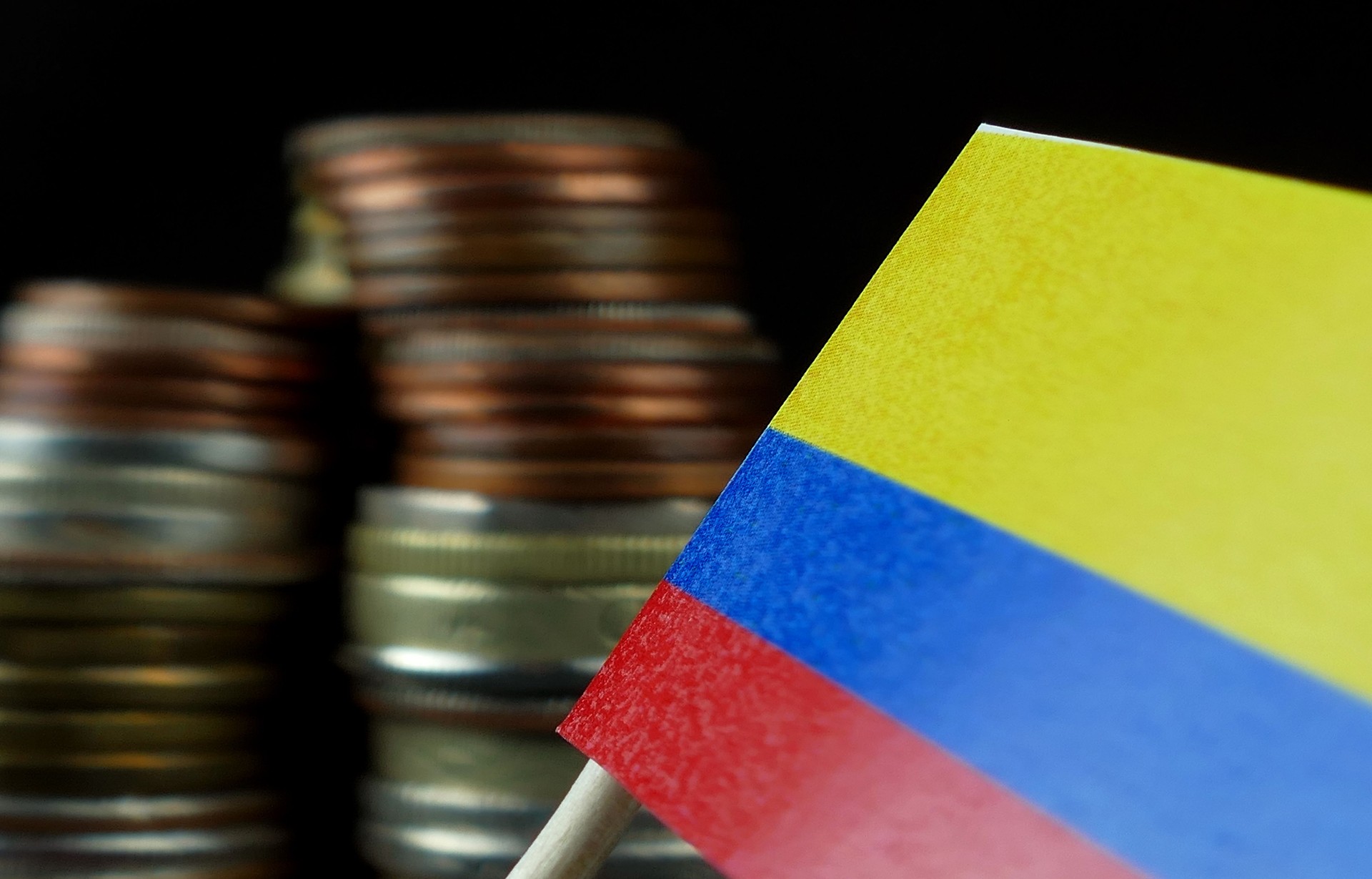 Bandera de Colombia ondeando con pila de dinero monedas macro